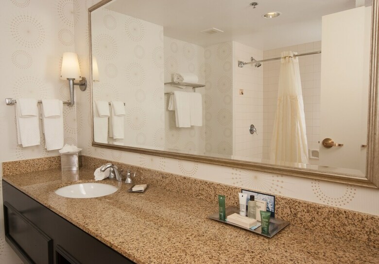 Hilton Indianapolis Hotel & Suites