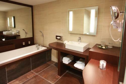 Hotel Kyriad Prestige Montpellier Ouest - Croix D'argent - A709