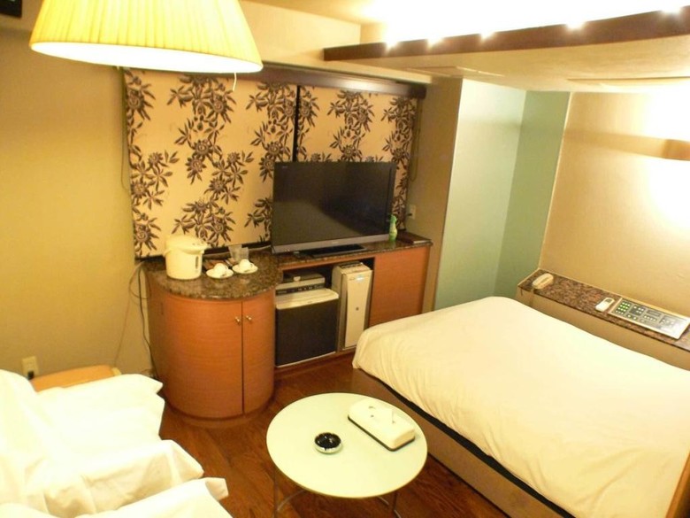 City Hotel N.u.t.s.