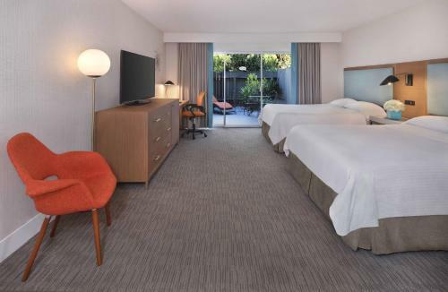 Anaheim Plaza Hotel And Suites