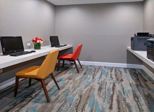 Anaheim Plaza Hotel And Suites