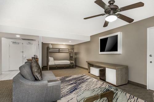 Anaheim Plaza Hotel And Suites
