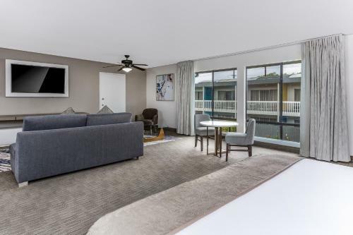 Anaheim Plaza Hotel And Suites