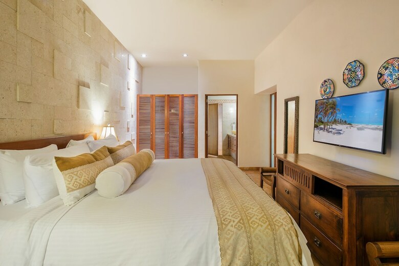 Porto Playa Condo Hotel