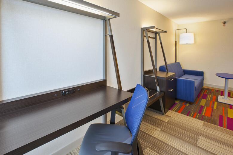 Holiday Inn Express Hotel & Su