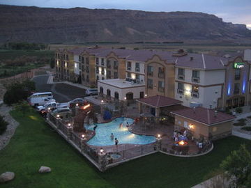 Holiday Inn Express Hotel & Su