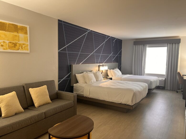 Hotel Comfort Suites Airport