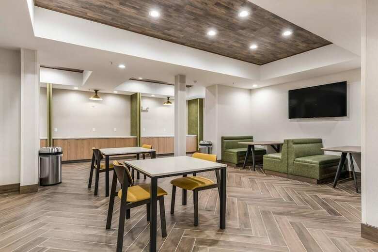 Hotel Comfort Suites Four Seasons
