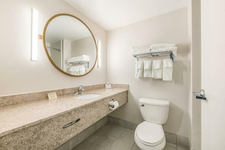Hotel Comfort Suites Four Seasons
