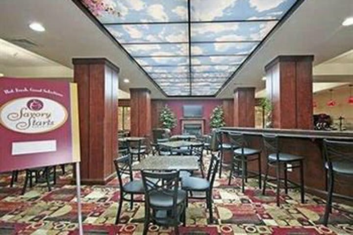 Hotel Comfort Suites Four Seasons