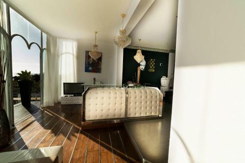 Ani Villa