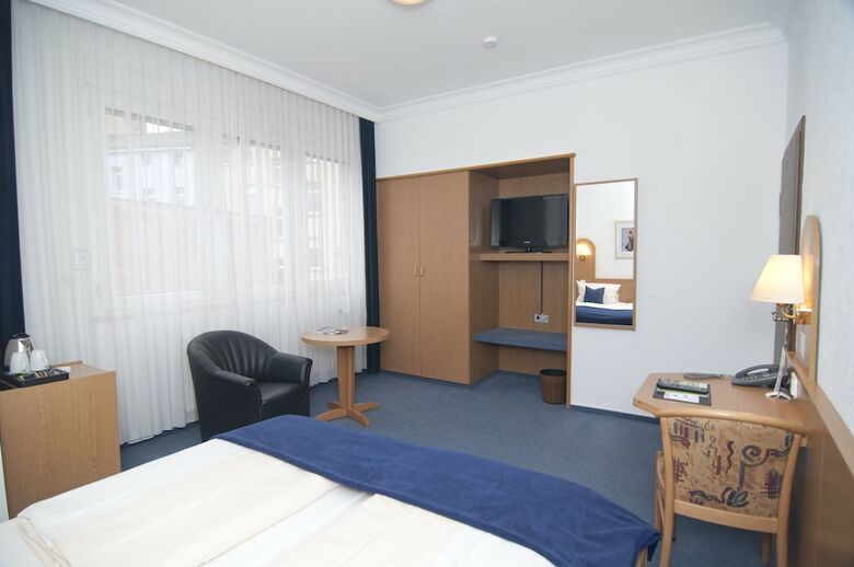 Hotel West
