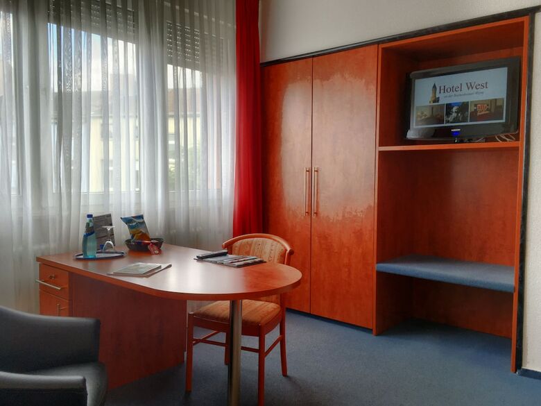 Hotel West