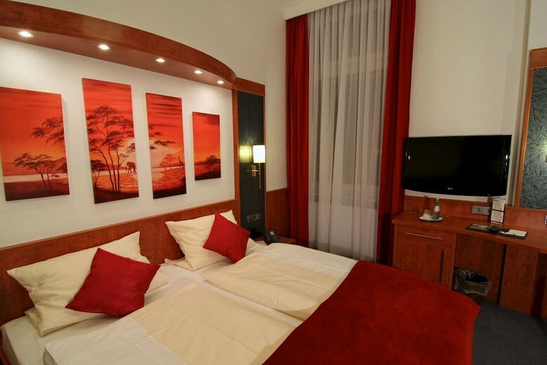 Hotel West