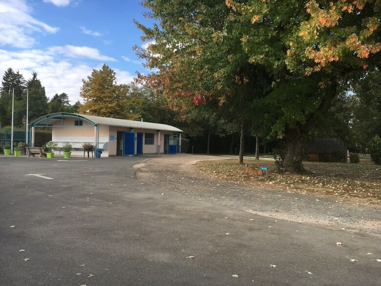 Lodge Camping De Tournus - Drole De Cabane