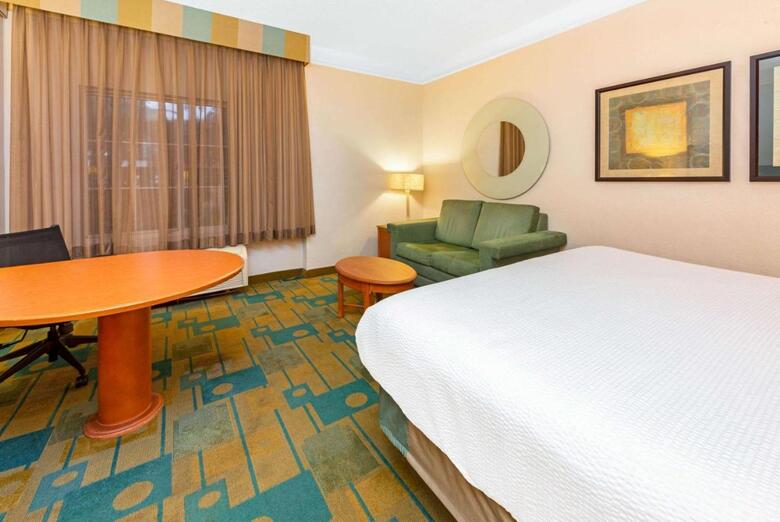 Hotel La Quinta Inn & Suites Usf (near Busch Gardens)