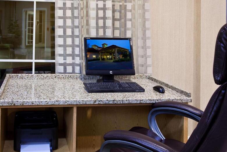 Hotel La Quinta Inn & Suites Usf (near Busch Gardens)
