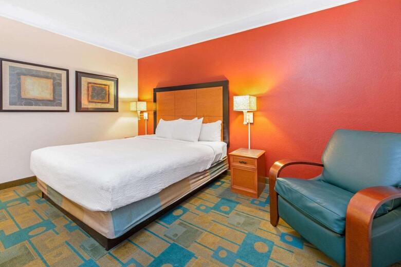 Hotel La Quinta Inn & Suites Usf (near Busch Gardens)