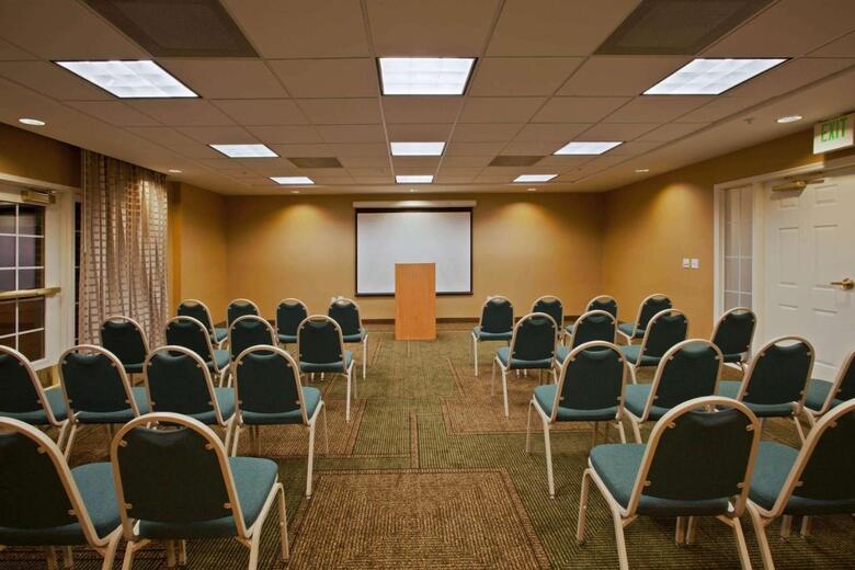 Hotel La Quinta Inn & Suites Usf (near Busch Gardens)