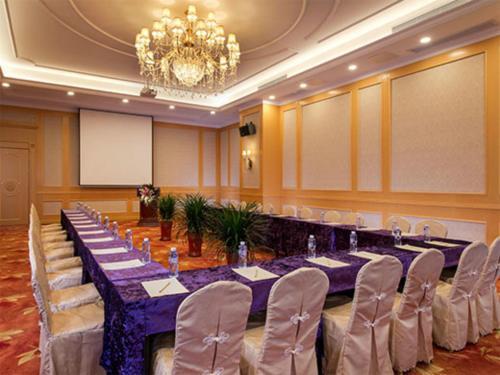 Vienna International Hotel Heyuan Yajule Garden