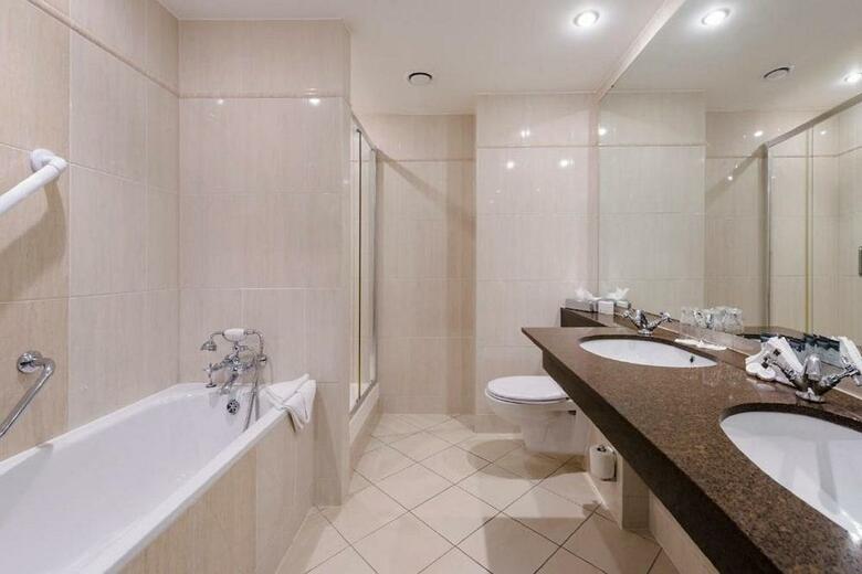 Carlton Shearwater Hotel