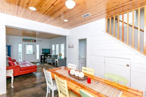 Vibrant House- Village Walk