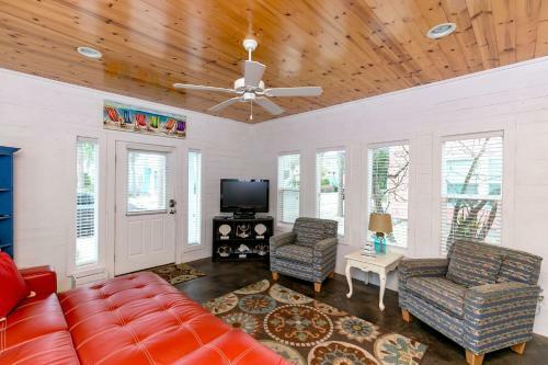 Vibrant House- Village Walk