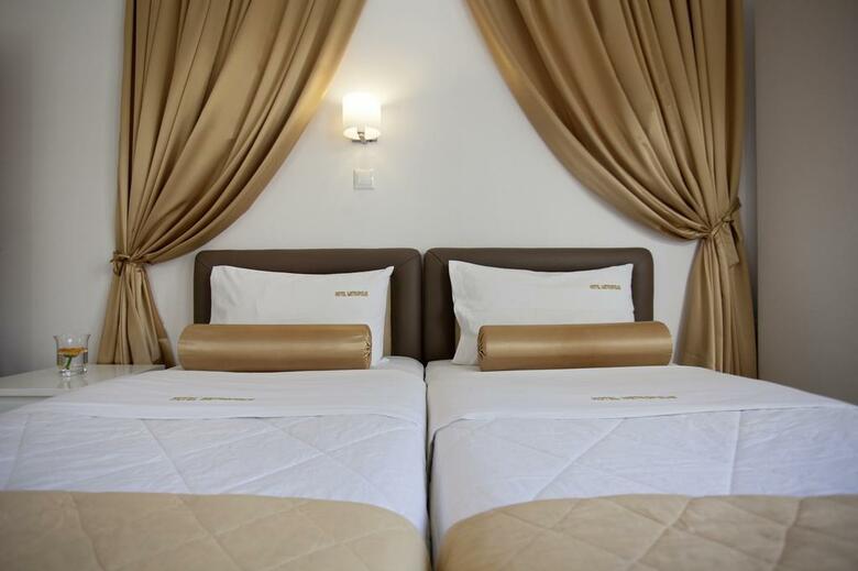Metropolis Hotel