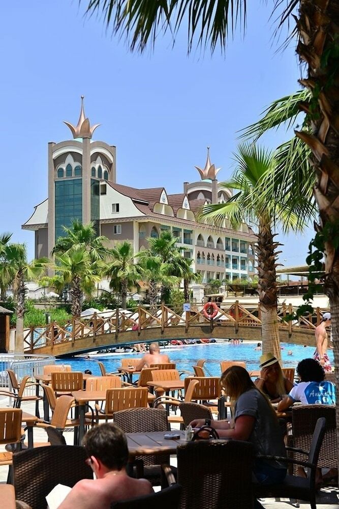 Hotel Side Crown Palace