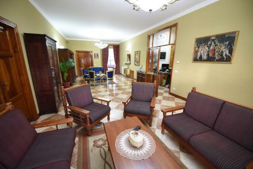 Rose Garden Hotel