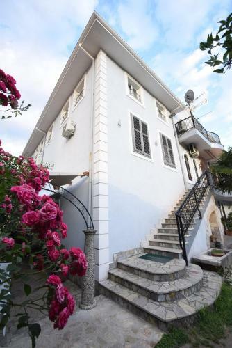 Rose Garden Hotel
