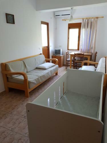 Hostal Irini's Garden Hotel