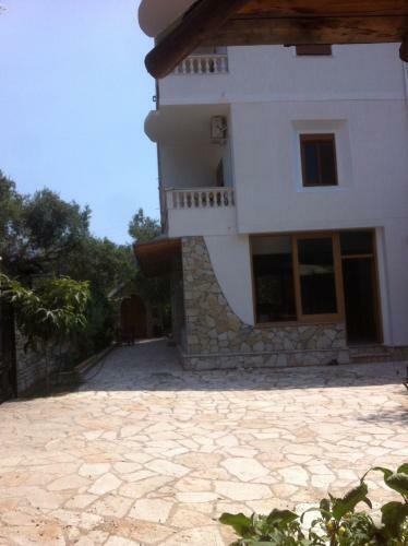 Hostal Irini's Garden Hotel