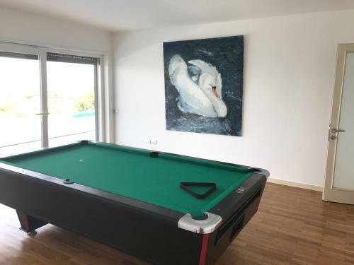 Modern Swimming-pool Villa