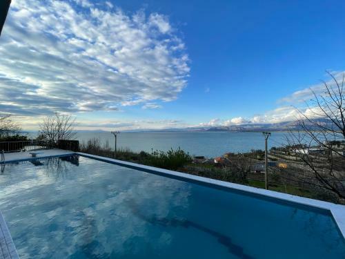 Modern Swimming-pool Villa