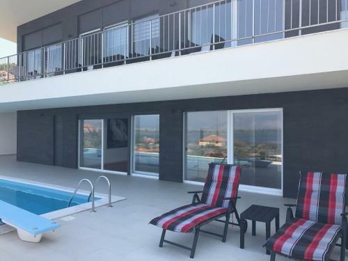 Modern Swimming-pool Villa