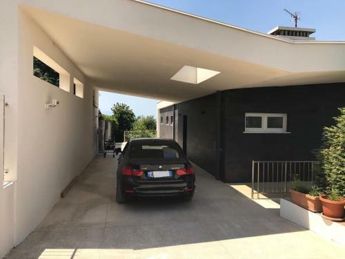 Modern Swimming-pool Villa