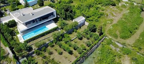 Modern Swimming-pool Villa