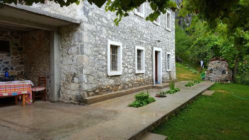 Hostal Guesthouse "gjin Thana"