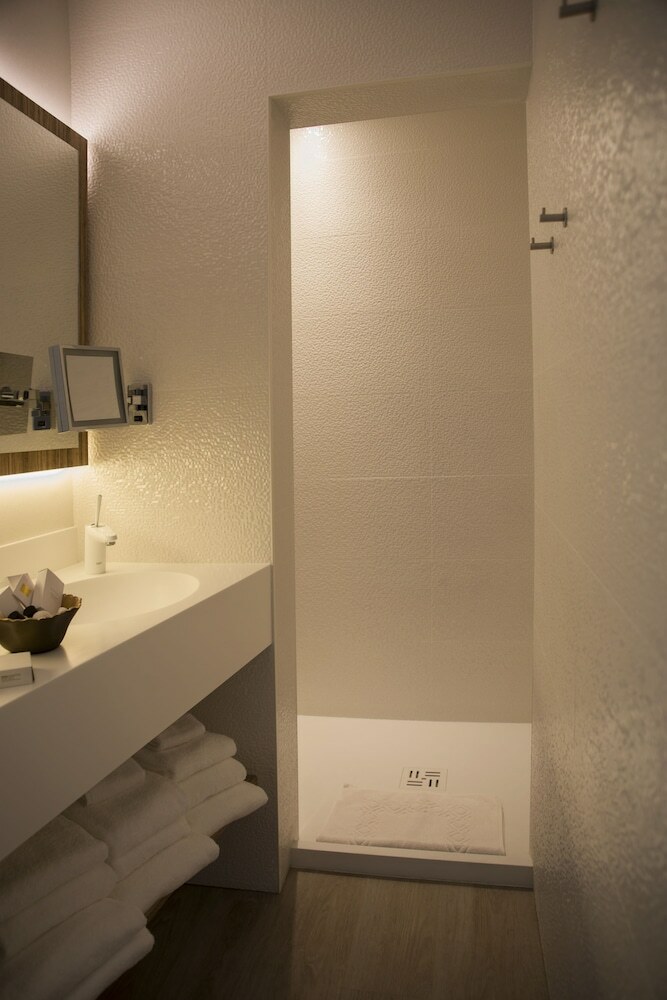 Abc Hotel
