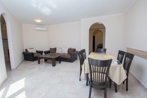 Esteban Apartcomplex