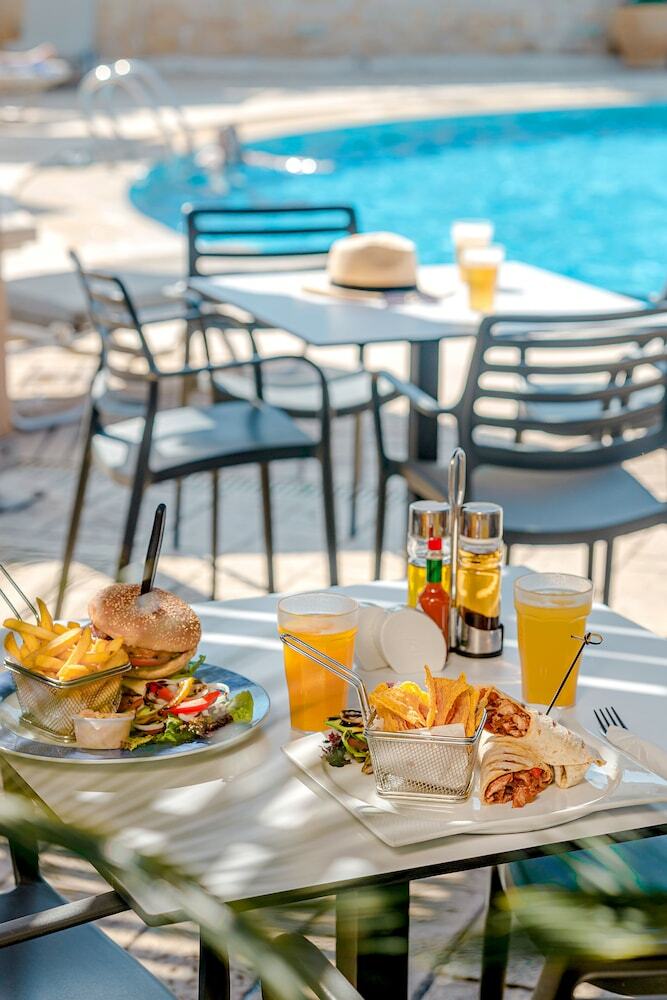 Hotel Louis Althea Beach