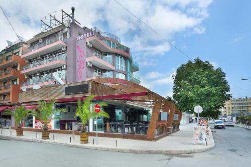 La Piazza Family Hotel