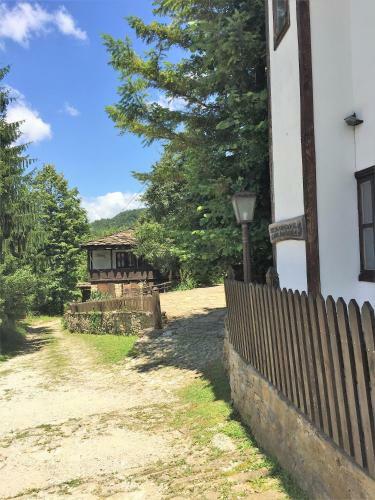 Parlapanova Guest House - Pool Access