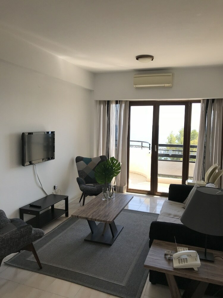 Pigeon Beach Hotel Apartments
