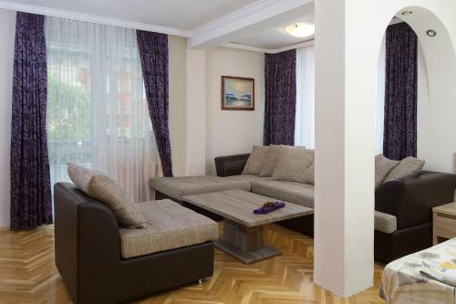 Hostal Atavel Guest House