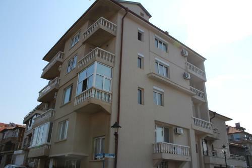 Hostal Tzonevi Guest House