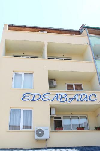 Hostal Edelvais Guest House