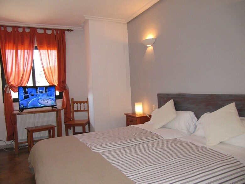 Hostal Las Cavenes Del Cabaco