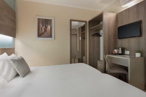 Hostal 115 The Strand Hotel And Suites